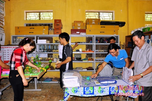Thầy cô trường THCS Tiền Phong dọn dẹp phòng chức năng trước năm học