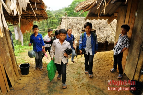 Các em học sinh ở Tri Lễ tới trường