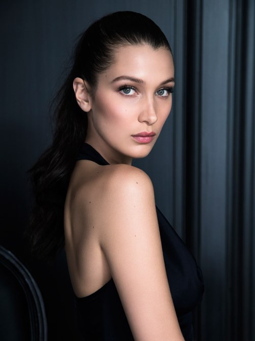 Bella Hadid là con gái thứ hai của diễn viên truyền hình thực tế, nhà thiết kế Yolanda Hadid. Chị gái Bella - Gigi Hadid - cũng là gương mặt quen thuộc của làng mốt.