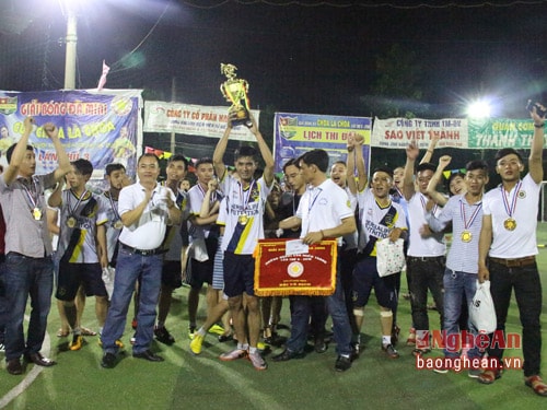 Cẩm Xuyên (Bình Dương) đăng quang sau loạt đá luân lưu nghẹt thở.