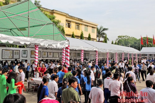 Đông đảo người dân tham quan triển lãm.