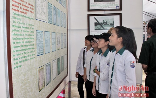 Học sinh Trường THPT Quỳnh Lưu 1 tìm hiểu các tư liệu về chủ quyền biển đảo cảu Việt Nam.