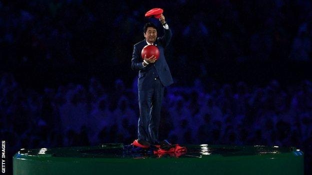 Thủ tướng Nhật Bản Shinzo Abe đại diện cho chủ nhà của Olympic 2020 hóa trang thành nhân vật Super Mario. Ảnh: Reuters