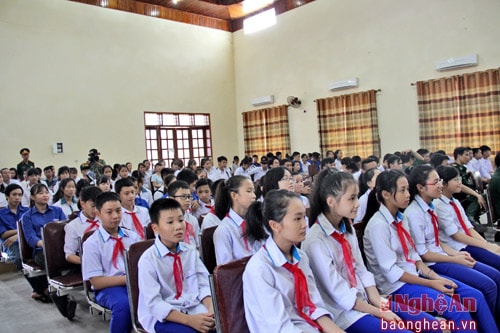 Đông đảo học sinh tham gia lê khai mạc và nghe nói chuyện về chủ quyền biển đảo quê hương.