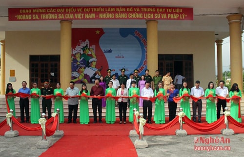 Cắt băng khai mạc triển lãm. 
