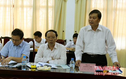 Đồng chí Lê Hồng Vinh ủy viên BTV Tỉnh ủy - Chủ nhiệm UBKT báo cáo tình hình thực hiện công tác kiểm tra, giám sát trong 7 tháng qua