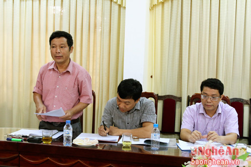 Đồng chí Lê Quốc Khánh - Phó Ban Tổ chức tỉnh ủy trao đổi về cơ chế phối  hợp giữa các ban.