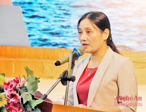 Đồng chí Cao Thị Hiền - Phó Chủ tịch HĐND tỉnh khai mạc triển lãm.
