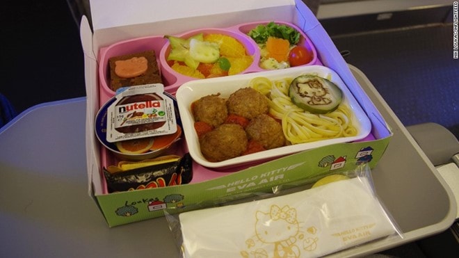 Suất ăn cho trẻ em ngon nhất - Lufthansa/Eva Air: Lufthansa có một đầu bếp nổi tiếng chuyên làm các suất ăn phục vụ trẻ em. Eva Air có các suất ăn theo chủ đề Hello Kitty trên một số chuyến bay khiến trẻ em thích thú.