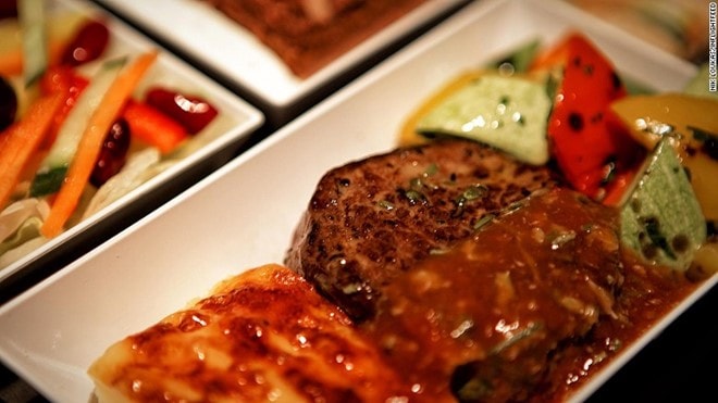 Món bò nướng của Pegasus là một trong những suất ăn tuyệt nhất Loukas từng nếm thử trên các chuyến bay, còn ngon hơn suất ăn của một số hạng thương gia.