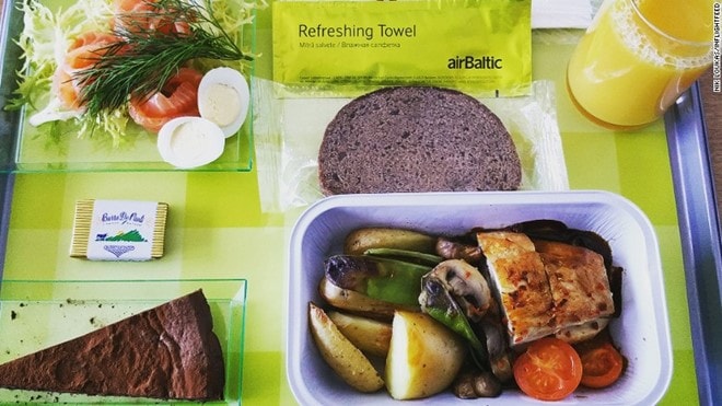 Suất ăn sáng tạo nhất - Air Baltic: Khi bay với hãng Air Baltic, du khách có thể chọn suất ăn với những món theo sở thích (tất nhiên là mất thêm phí), từ món chính tới salad và tráng miệng.
