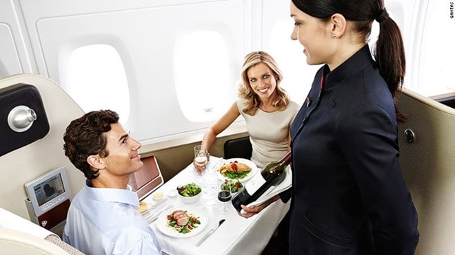 Rượu vang ngon nhất - Qantas: Hãng Qantas có các chuyên gia về rượu vang ở Rockpool giúp lựa chọn loại rượu tuyệt nhất để phục vụ thực khách trên máy bay. 