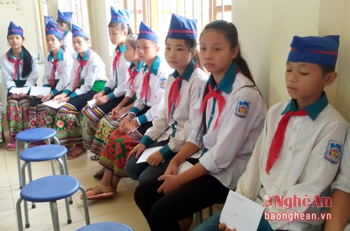 học sinh nghèo xã quang phong nhận qùa