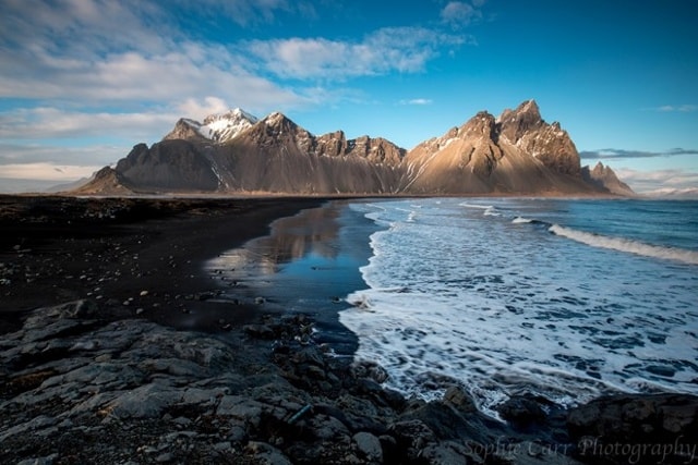 Bãi biển Stokksnes, Iceland: Đặt chân đến bãi biển Stokksnes, bạn sẽ có cảm giác như bước vào một bộ phim viễn tưởng, với những đụn cát đen và núi Vestrahorn hùng vĩ. Các nhiếp ảnh gia và du khách thường tới đây vào hoàng hôn hoặc bình minh để chụp ảnh. Bãi biển này cách thị trấn Hofn khoảng 20 phút đi xe và cũng khá gần sông băng Vatnajokull