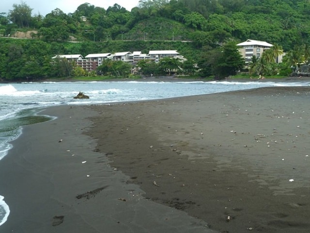 Bãi biển Lafayette, Tahiti, Lãnh thổ hải ngoại thuộc Pháp: Nằm trước khu nghỉ dưỡng Tahiti Pearl và nhìn ra đảo Moorea, bãi biển Lafayette có một dải cát đen hẹp với nước nông và tĩnh lặng. Từ đây, bạn có thể tới hải đăng và mũi Venus, một bãi biển cát đen khác và cũng là nơi lướt sóng nổi tiếng.