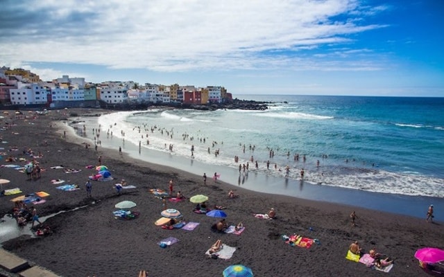 Bãi biển Playa Negra, Puerto Rico: Nếu có thể leo khoảng 10-15 phút xuống bãi biển Playa Negra trên đảo Vieques, bạn sẽ được tận hưởng một dải cát đen của riêng mình. Trên đường đi, du khách sẽ được khám phá nhiều loài động vật hoang dã. Sóng ở đây khá lớn, không thích hợp cho bơi lội.