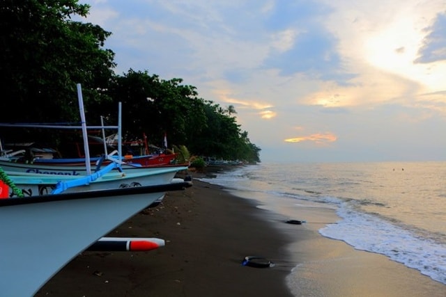 Bãi biển Lovina, Bali, Indonesia: Nằm ở khu tây bắc của Bali, bãi biển Lovina khá bình yên. Bạn có thể đi lặn biển hoặc ngắm cá heo vào lúc sáng sớm