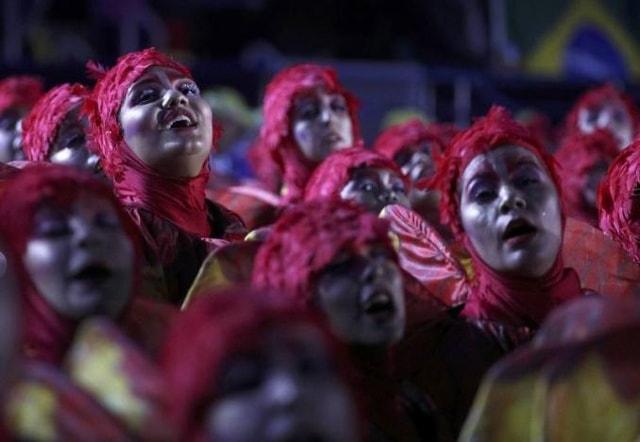 Các vũ công Brazil với màn biểu diễn đầy nhiệt huyết trong lễ bế mạc. Ảnh: Reuters