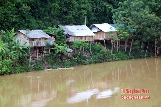 Hầu hết những ngôi nhà nằm bên bờ sông Nậm Nơn đều đóng mốc an toàn từ khi thành lập nhà máy thủy điện bản Vẽ, song từ nhiều năm nay do việc xả lũ của thủy điện, sạt lở đất đã vào sát nhà các hộ dân.