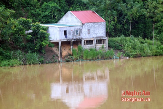 Những ngôi nhà xây kiên cố điểm sat lở cũng vào sát tận móng nhà gây nguy hiểm.