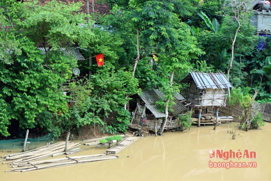 Do địa hình đất dốc, nền đất yếu khiến hàng loạt hộ dân ở bản Lạ luôn sống trong cảnh nơm nớp lo sợ mỗi khi mưa lũ về. Ông Lô Văn Khương cho biết: 