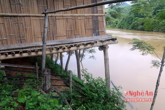 Những ngôi nhà tạm bợ, cột nhỏ nằm sát bờ sông không đảm bảo an toàn.