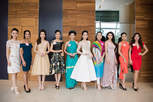 Thí sinh Hoa hậu Việt Nam rạng rỡ trong buổi họp báo trước thềm Chung kết.
