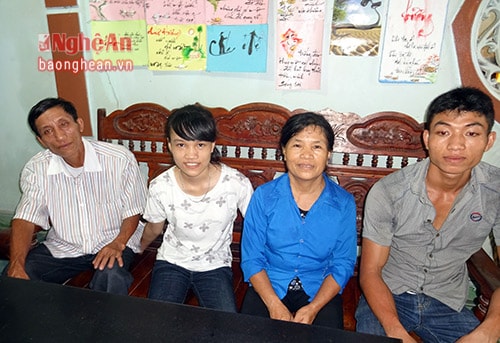 Nguyễn Thị Yến cùng bố mẹ và anh trai. 