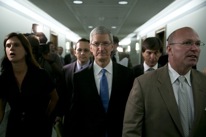 Tim Cook trong giờ giải lao phiên điều trần trước Thượng viện Mỹ tháng 5/2013.