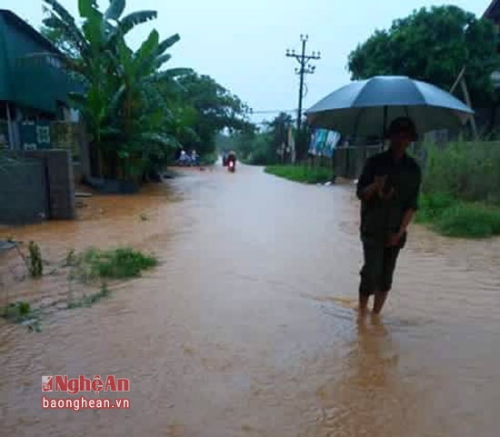 Nhiều tuyến đường liên xã nước dâng cao gây khó khăn trong quá trình lưu thông.