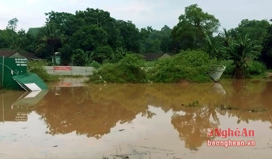 Công trình nhà chứa thuốc sâu ở thôn 5 đang thi công bị dở dang, nhiều hố nước sâu nằm gần đường rất nguy hiểm cho người qua lại.