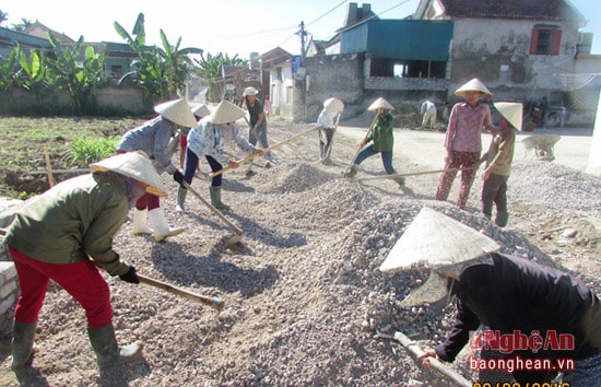 Nhân dân thôn 20, xã Quỳnh Văn ra quân làm  đường giao thông nông thôn mới.