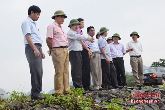 Đồng chí Đinh Viết Hồng - Phó Chủ tịch UBND tỉnh chỉ đạo địa phương chuẩn bị chu đáo cho đợt diễn tập PCTT tại đập Mai Tân, xã Nghĩa Hoàn.