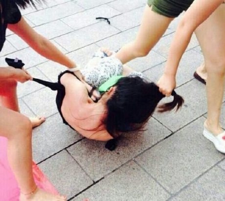Các vụ đánh ghen, dù với lý do gì và trong hoàn cảnh nào đi chăng nữa đều là hành vi phạm pháp.