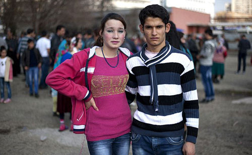 Milka Minkova, 13 tuổi chụp ảnh cùng chồng mình, Ivan Ankov, 17 tuổi tại chợ cô dâu. Ảnh: AFP.