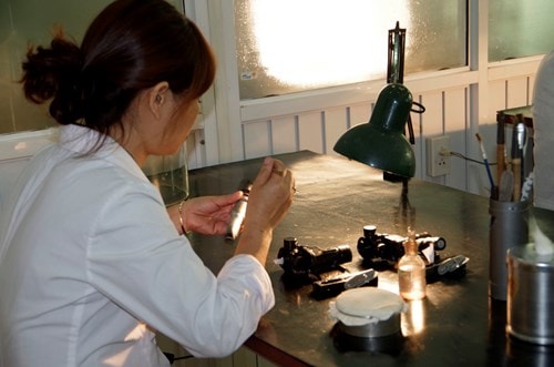 Các kính ngắm quang học của súng, pháo được tháo rời, lau sạch bằng cồn và các loại hoá chất đặc biệt để loại bỏ bụi bẩn đến trong suốt.