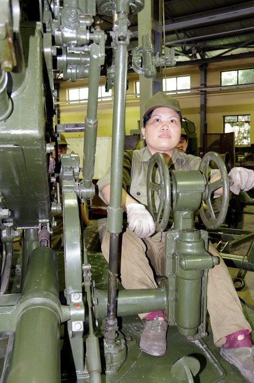 Công nhân của nhà máy kiểm tra tâm, hướng của một khẩu pháo phòng không Zu-23mm 2 nòng tại phân xưởng.
