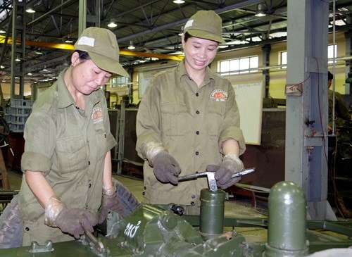 Công việc của những người thợ sửa chữa ở nhà máy Z133 rất vất vả, độc hại vì thường xuyên phải tiếp xúc với hoá chất, tiếng ồn... Nhưng đó là công việc vinh quang.
