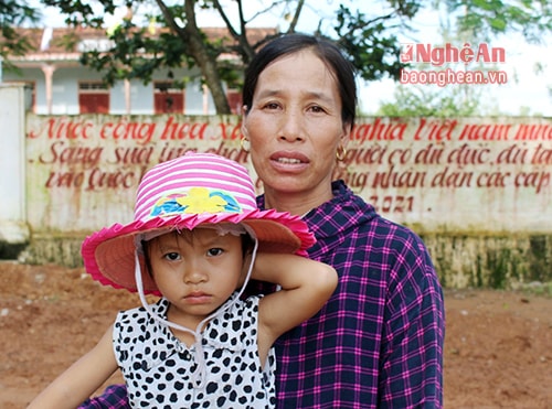 Chị Đậu Thị Đông bất bình vì nhà trường không nhận cháu Hồ Thị Ngọc ( 4 tuổi) là con thứ tư vào lớp.