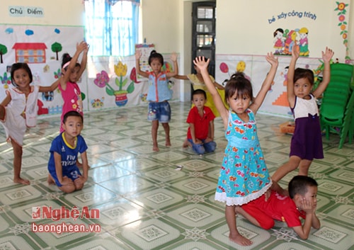 Một buổi tập luyện văn nghệ cho lễ khai giảng năm học mới của cô và trò trường Mầm non xã Quỳnh Tân.