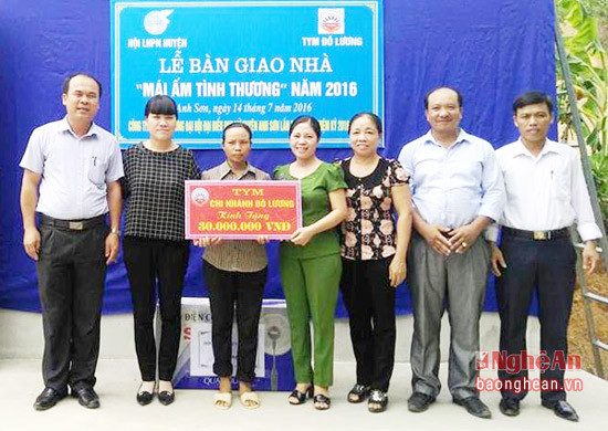 Hội phụ nữ huyện Anh Sơn thường xuyên đến thăm hỏi, tặng quà các gia đình hội viên có hoàn cảnh khó khăn.Trong 5 năm qua hội đã tiến hành xây mới được 24 nhà tình nghĩa, giúp  gia đình các hội viên gặp hoàn cảnh khó khăn.