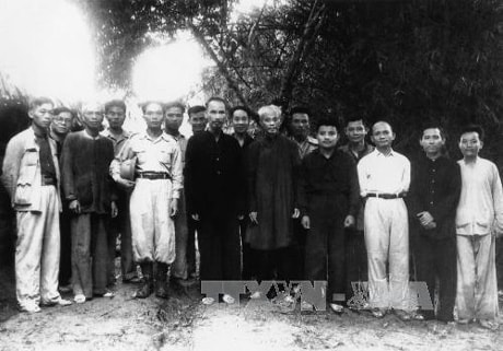 Năm 1948, ở tuổi 37, đồng chí Võ Nguyên Giáp được phong quân hàm Đại tướng và trở thành vị tướng đầu tiên của Quân đội nhân dân Việt Nam. Trong ảnh: Đại tướng Võ Nguyên Giáp (hàng đầu, thứ ba từ trái sang) bên cạnh Chủ tịch Hồ Chí Minh, sau lễ phong quân hàm Đại tướng, tại Lục Rã, chân đèo Re, ngày 27/5/1948.