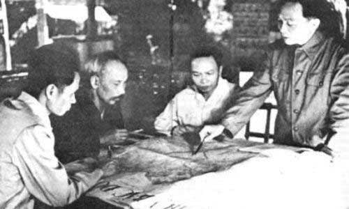 Đại tướng Võ Nguyên Giáp báo cáo với Bác Hồ về kế hoạch tác chiến.