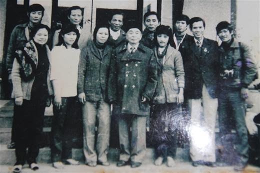 Người dân TP Vinh chụp ảnh lưu niệm với Đại tướng Võ Nguyên Giáp.