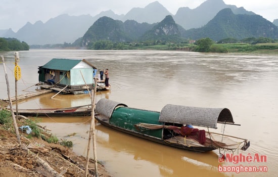 Trước đây, xóm chài Tam Sơn có hơn 10 hộ cư trú. Vì cuộc sống ngày một vất vả, bấp bênh nên đa số các gia đình đã tìm cách lên bờ cư trú hoặc chuyển đến sinh sống ở vùng khác. Hiện tại, ở đây chỉ còn 3 hộ làm ăn và sinh sống, là những gia đình có hoàn cảnh đặc biệt khó khăn, không có điều kiện  mua đất định cư và chuyển đổi nghề nghiệp. Vào mùa mưa lũ, cuộc sống của họ hết sức bấp bênh.