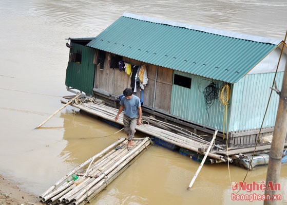 Mùa mưa, nước sông dâng cao, việc đi lại thực sự khó khăn và nguy hiểm.