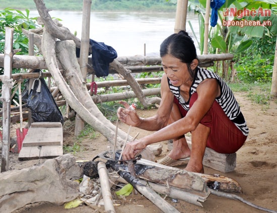 Trời mưa, lều bị dột, củi bị ướt nên bà Phạm Thị Hồng (vợ ông Nga) rất khó khăn trong việc nhóm lửa để nấu bữa ăn.