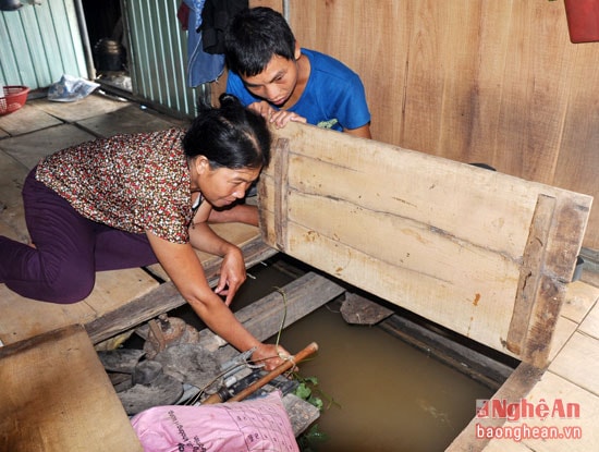 Chị Nguyễn Thị Phượng lo lắng nước lũ sẽ làm số cá nuôi dưới lồng bị nhiễm các chất gây hại, ảnh hưởng đến việc sinh trưởng của cá.