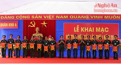Ban tổ chức trao cờ lưu niệm tặng các đơn vị tham gia hội thao.
