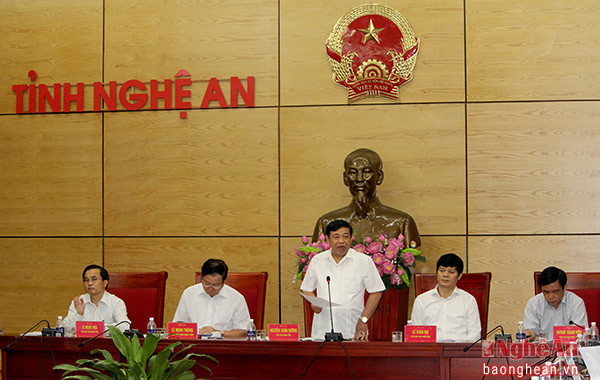 Đồng chí Nguyễn Xuân Đường điều hành cuộc họp thường kỳ tháng 8 của UBND tỉnh.